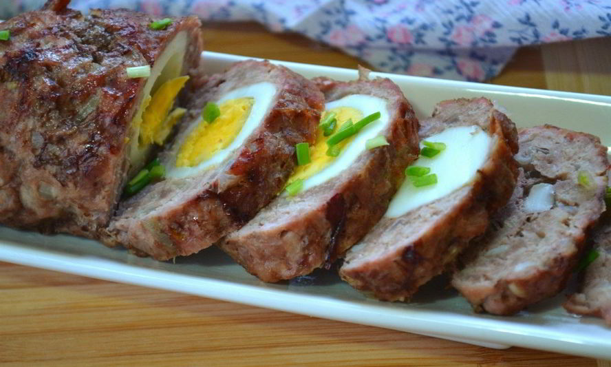 Рецепт мясного рулета с яйцом в духовке