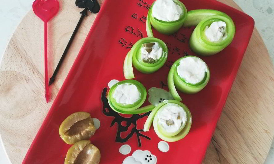 Рецепт огуречных рулетиков с брынзой и оливками