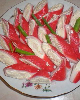 Острые рулетики из крабовых палочек