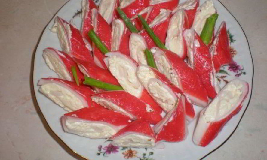 Рецепт острых рулетиков из крабовых палочек