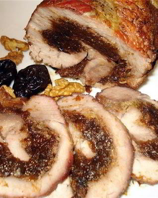 Рулет из говядины с черносливом