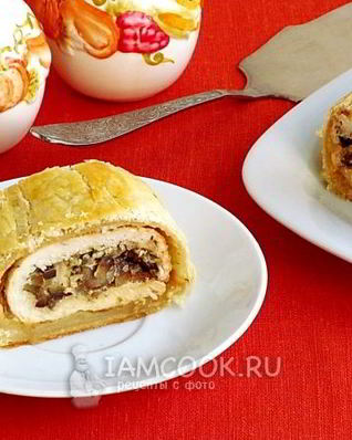 Рулет из курицы и грибов в слоеном тесте