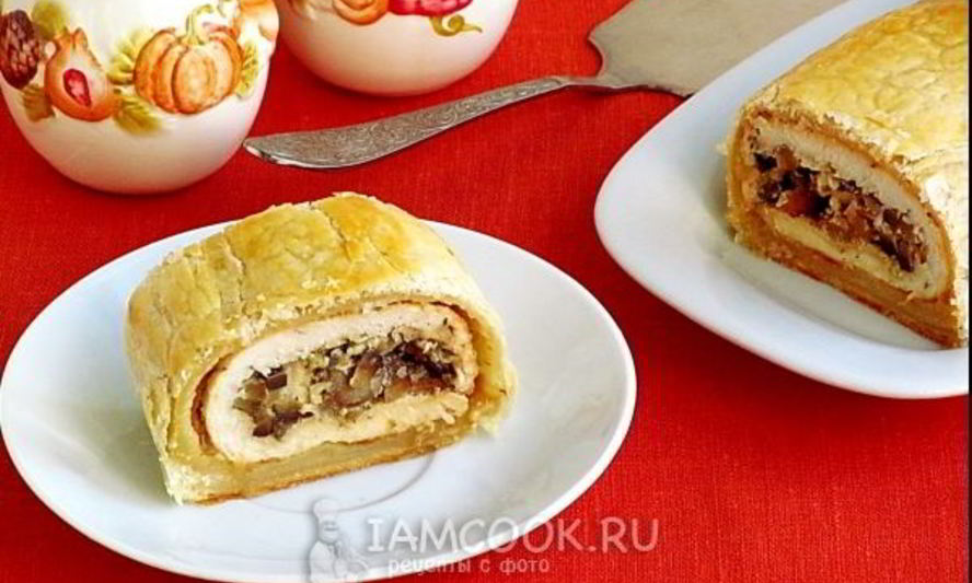 Рецепт рулета из курицы и грибов в слоеном тесте