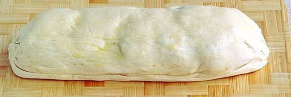 рулет из курицы и грибов в слоеном тесте