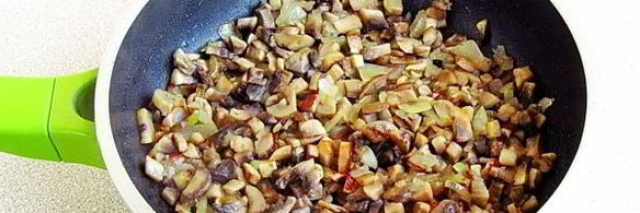 рулет из курицы и грибов в слоеном тесте