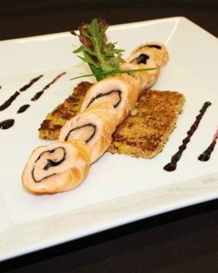 Рулет из лосося на подставке из блинчика с апельсинами и соусом из черники и имбиря