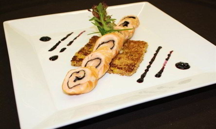 Рецепт рулета из лосося на подставке из блинчика с апельсинами и соусом из черники и имбиря