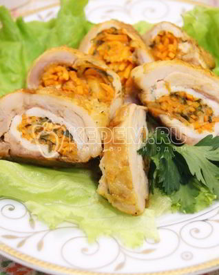 Рулет из окорочка с морковью по-корейски