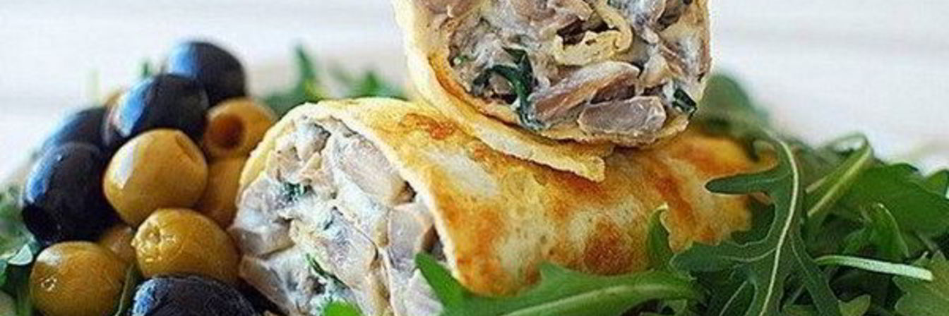 Рулет из омлета с грибами и сыром