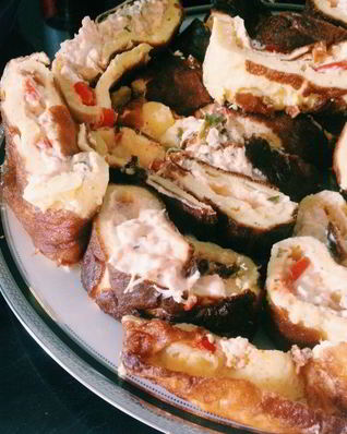 Рулет из омлета с начинкой с копченым лососем