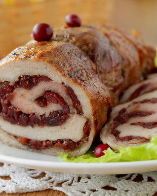 Рулет из свинины с вяленой клюквой