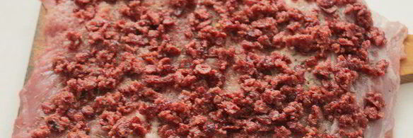 рулет из свинины с вяленой клюквой