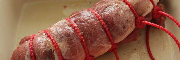 рулет из свинины с вяленой клюквой