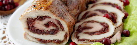 рулет из свинины с вяленой клюквой