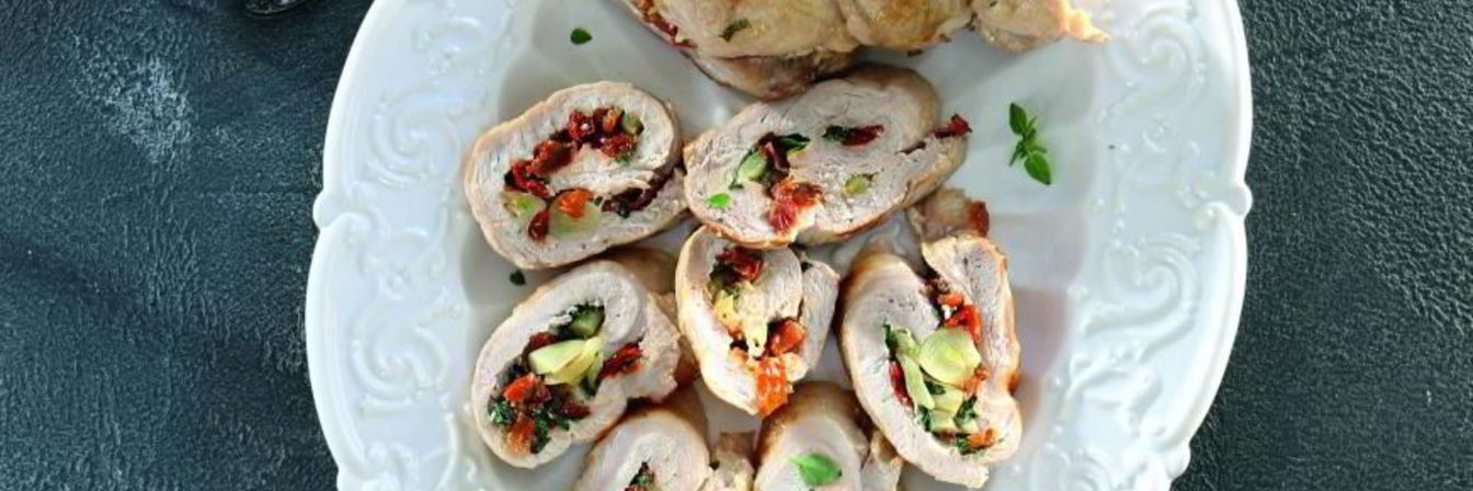 Рулет из свиного карбонада с печеным чесноком