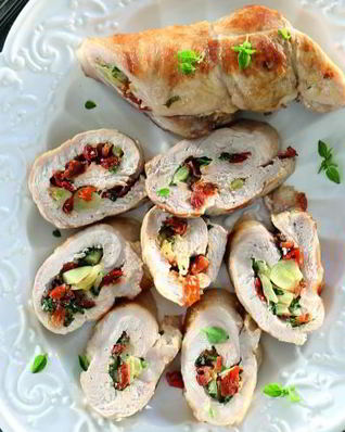 Рулет из свиного карбонада с печеным чесноком