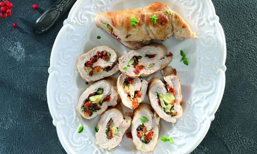 Рецепт рулета из свиного карбонада с печеным чесноком