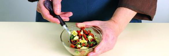 рулет из свиного карбонада с печеным чесноком