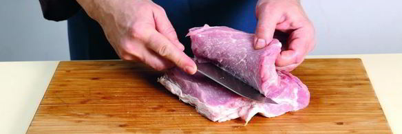 рулет из свиного карбонада с печеным чесноком