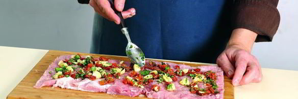 рулет из свиного карбонада с печеным чесноком