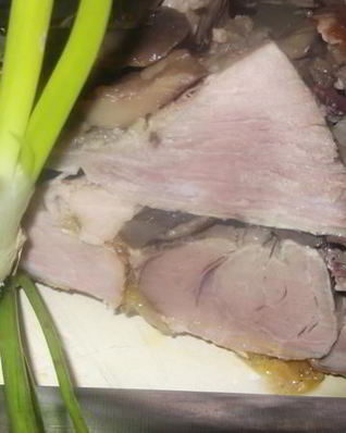 Рулет из свиной рульки с грибами