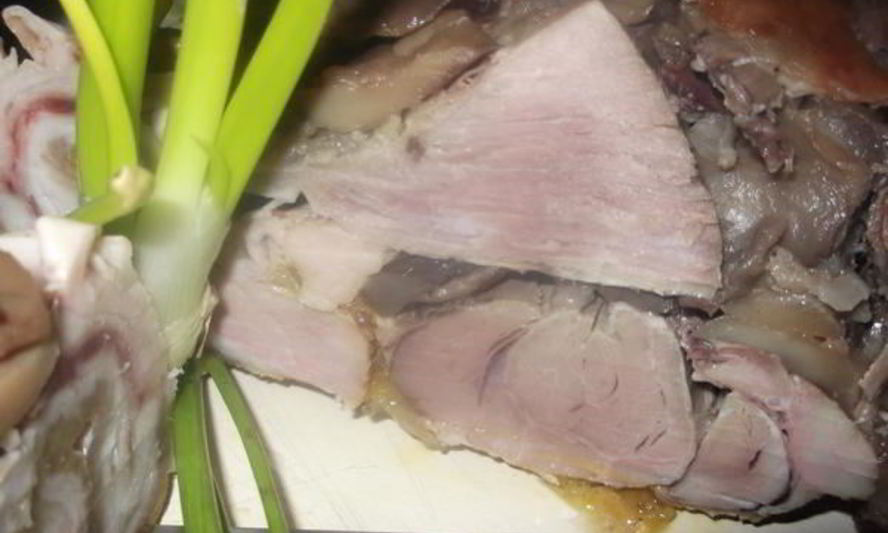 Рецепт рулета из свиной рульки с грибами