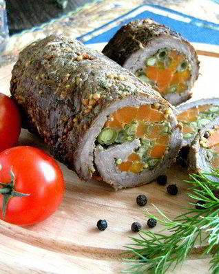 Рулет из телятины с овощами