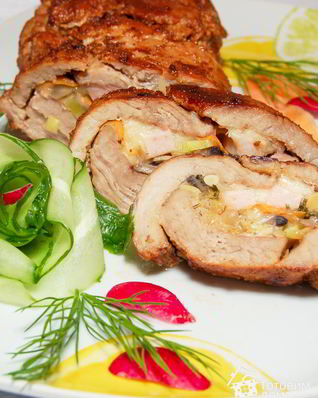 Рулет из телятины с шампиньонами, ветчиной и моцареллой