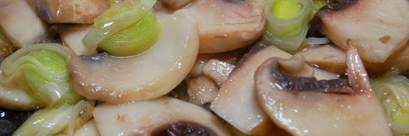 рулет из телятины с шампиньонами, ветчиной и моцареллой