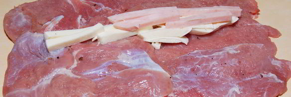 рулет из телятины с шампиньонами, ветчиной и моцареллой