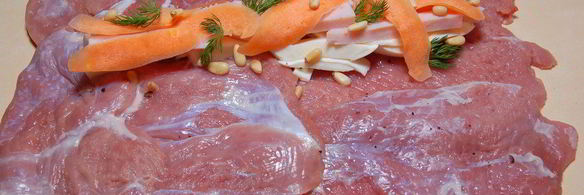 рулет из телятины с шампиньонами, ветчиной и моцареллой