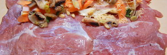 рулет из телятины с шампиньонами, ветчиной и моцареллой