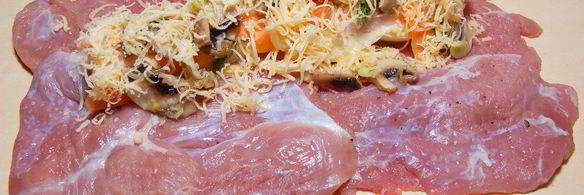 рулет из телятины с шампиньонами, ветчиной и моцареллой