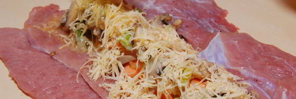 рулет из телятины с шампиньонами, ветчиной и моцареллой