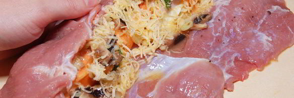 рулет из телятины с шампиньонами, ветчиной и моцареллой