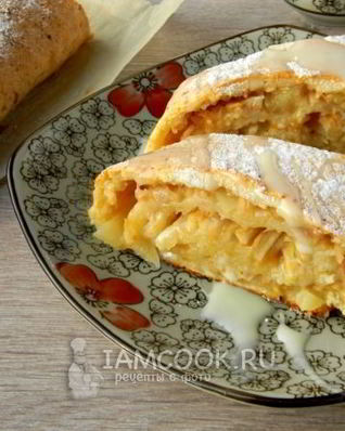 Рулет из творожного теста с яблоками и ананасом