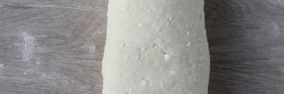 рулет из творожного теста с яблоками и ананасом