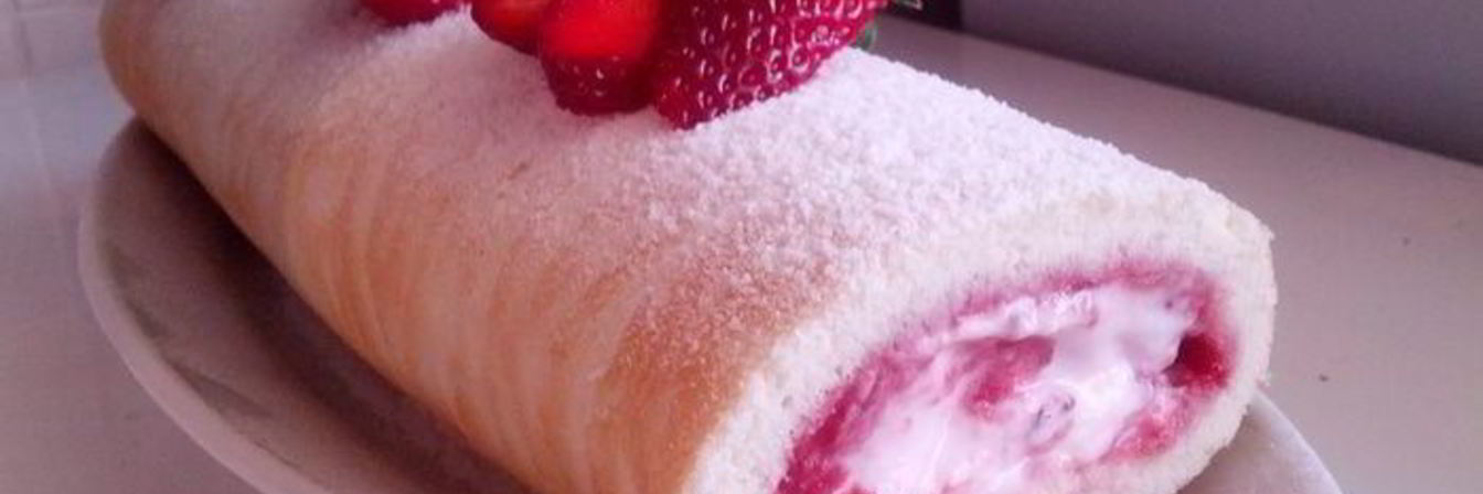 Рулет с клубникой