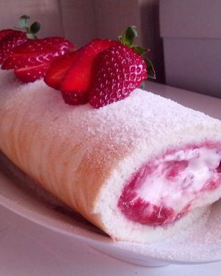 Рулет с клубникой