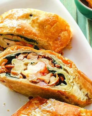 Рулет с лисичками, зеленью и креветками