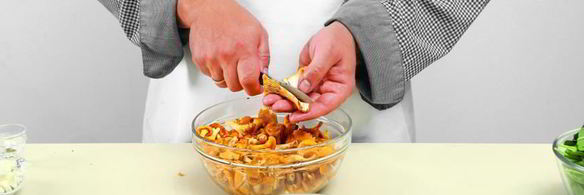 рулет с лисичками, зеленью и креветками