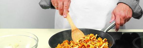 рулет с лисичками, зеленью и креветками