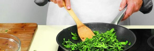 рулет с лисичками, зеленью и креветками