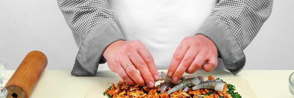 рулет с лисичками, зеленью и креветками