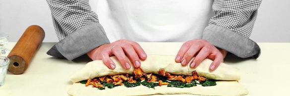 рулет с лисичками, зеленью и креветками