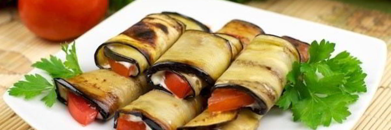 Рулетики из баклажанов с помидорами