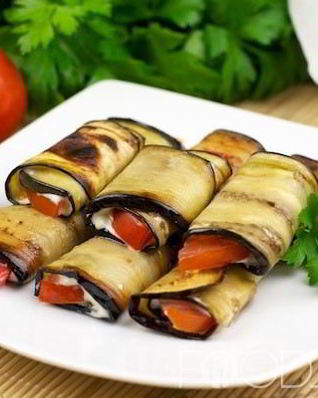Рулетики из баклажанов с помидорами