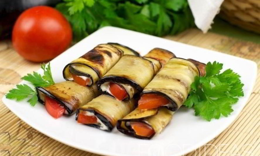 Рецепт рулетиков из баклажанов с помидорами