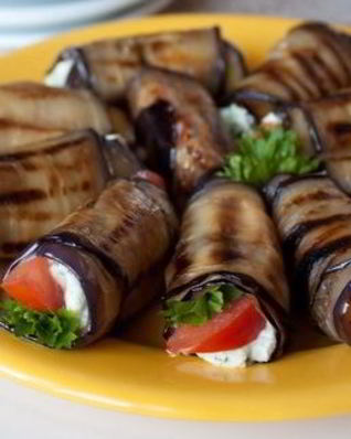 Рулетики из баклажанов с сыром фета