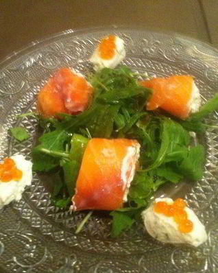 Рулетики из копченого лосося